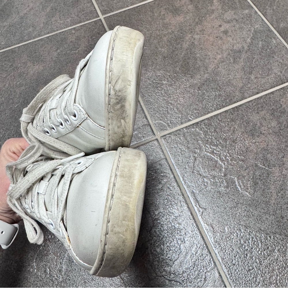 Gucci White Leather Sneakers with Pink Heel Tab - Picture 5 of 16
